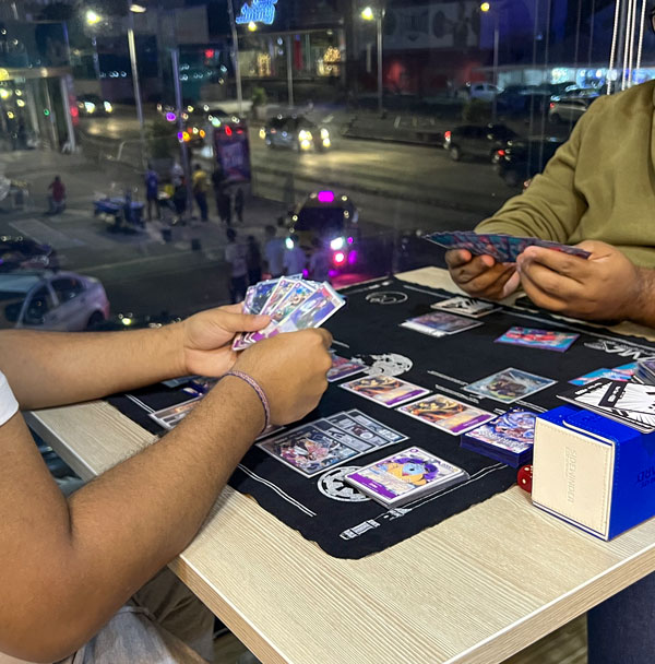 Cartas de TCG sobre una mesa en Korasama